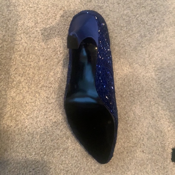 Beaded calorific pumps, size 6.5.  Beautiful beading.  Like new condition. - Picture 4 of 4